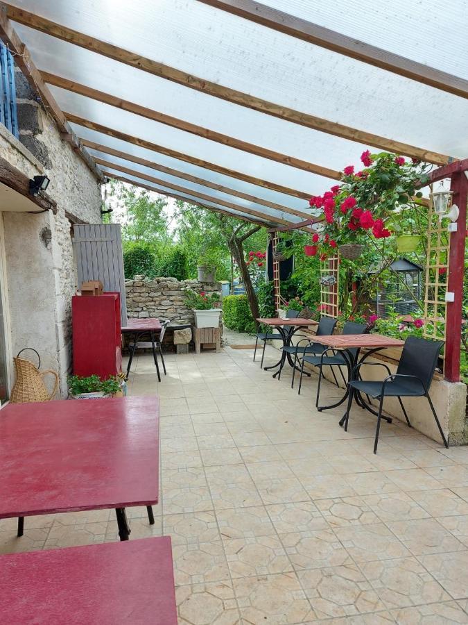 Chambres, Table D'Hotes Et Gites Les Mesanges Saint-Jean-de-Sauves Екстериор снимка