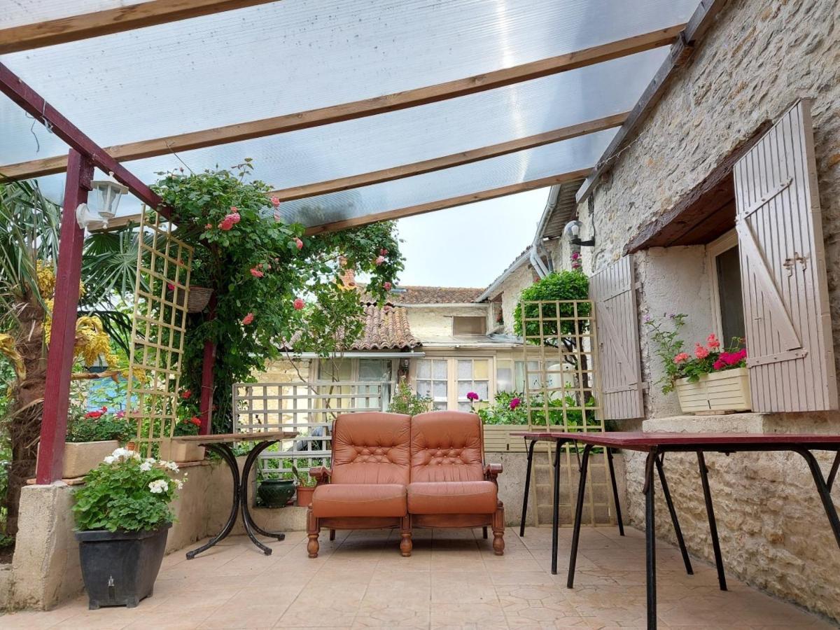 Chambres, Table D'Hotes Et Gites Les Mesanges Saint-Jean-de-Sauves Екстериор снимка