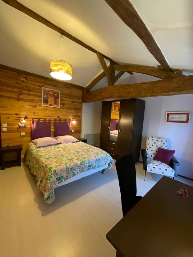 Chambres, Table D'Hotes Et Gites Les Mesanges Saint-Jean-de-Sauves Екстериор снимка