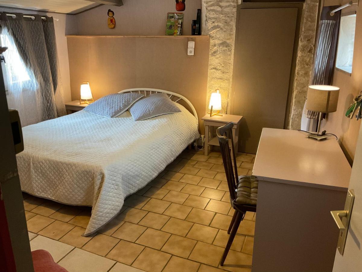 Chambres, Table D'Hotes Et Gites Les Mesanges Saint-Jean-de-Sauves Екстериор снимка