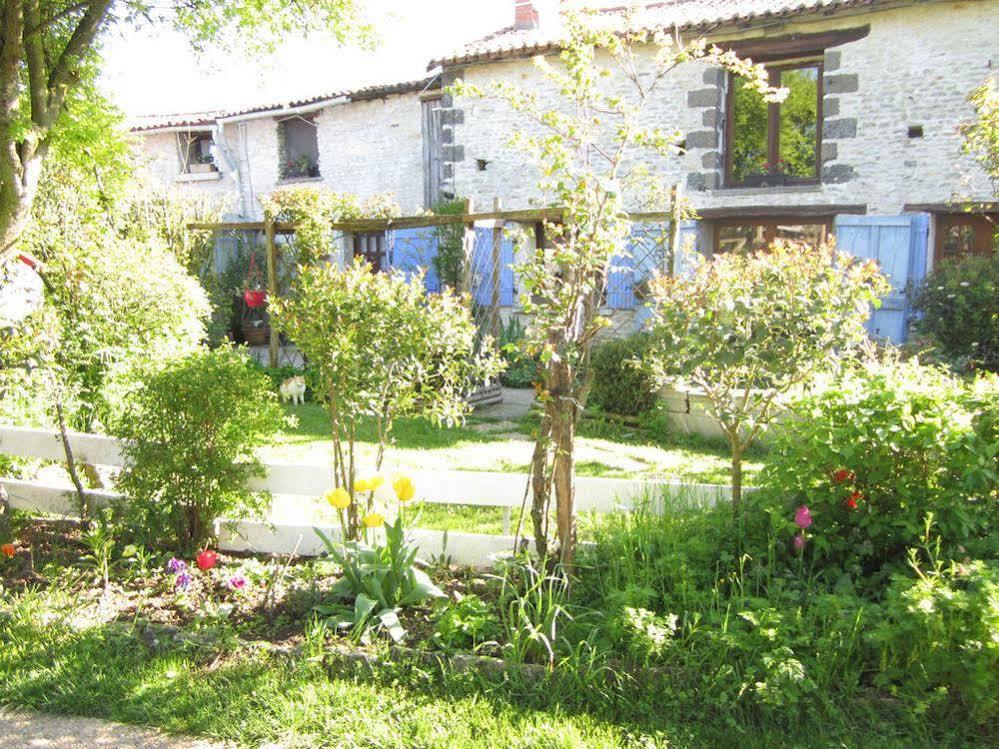 Chambres, Table D'Hotes Et Gites Les Mesanges Saint-Jean-de-Sauves Екстериор снимка